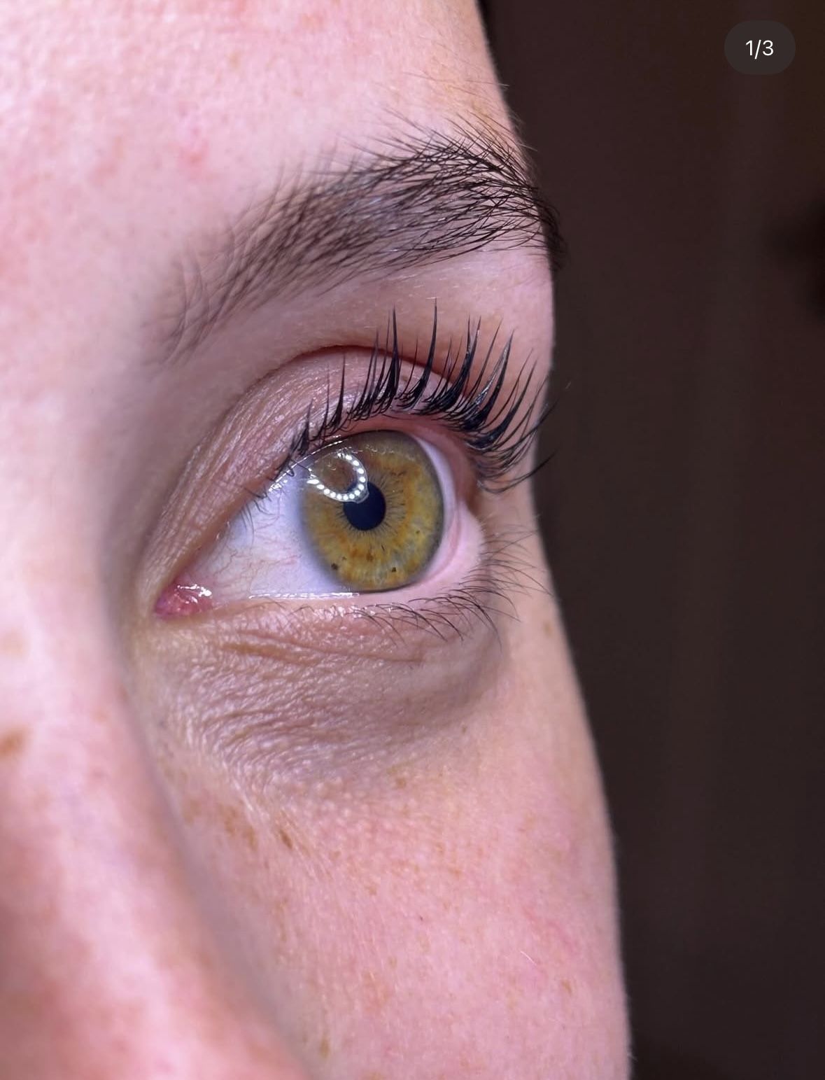 Close-up van een oog met gelifte, donkere wimpers